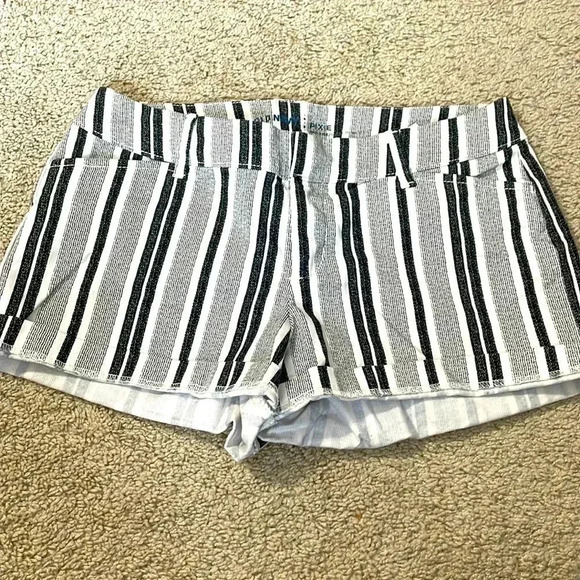 Old Navy pixie mid rise shorts size 0 - Picture 1 of 5